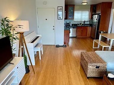 Photo - "Charming 1-Bedroom Sanctuary in San Francisco's Vibrant Heart - 600 Sq Ft of Cozy Comfort!"