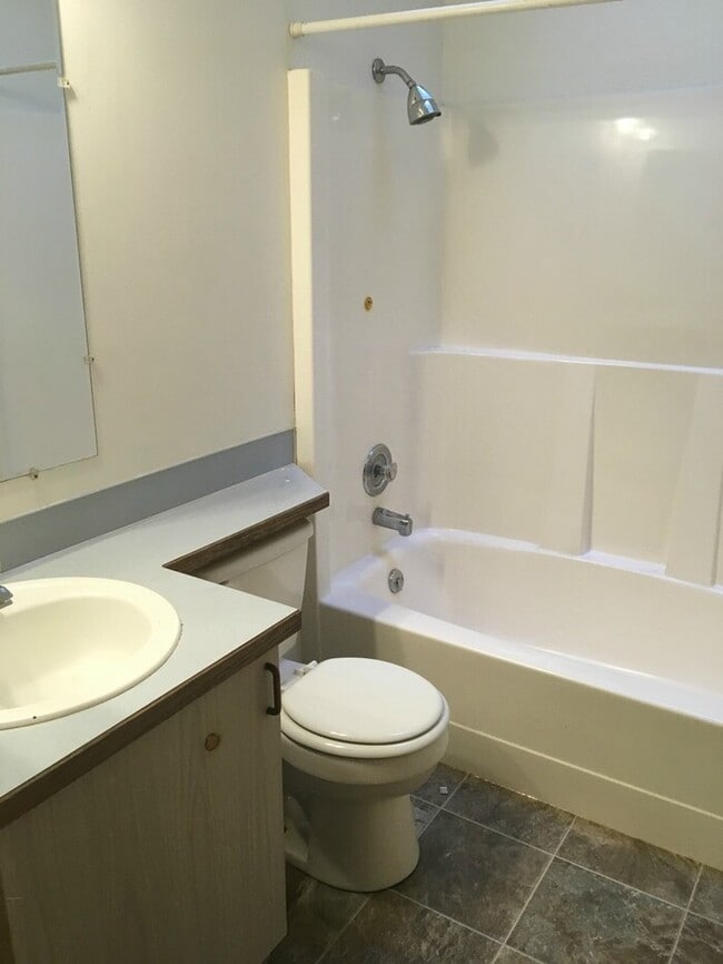2bdr 2bath duplex Mid Tacoma w/ one car garage