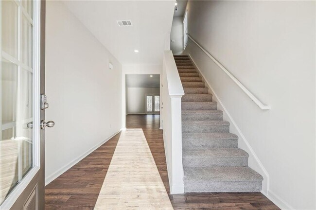 Photo - 207 Whitewood Dr