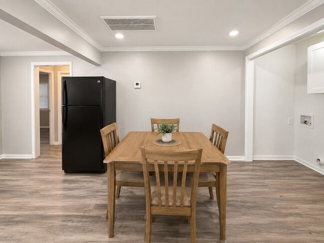 Photo - 705 Collins St