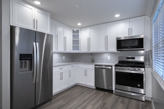 Quartz Countertop-Backsplash/Shaker Style Cabinets/Plank Floor Tile - Fairfield Courtyard at Bayport Apartments