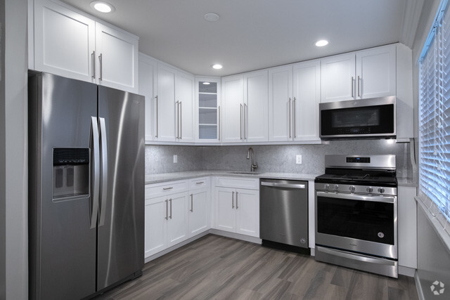 Quartz Countertop-Backsplash/Shaker Style Cabinets/Plank Floor Tile - Fairfield Courtyard at Bayport Rental