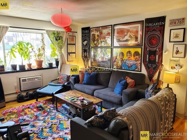 Photo - 251 Kelton St