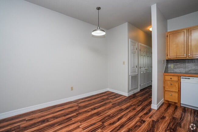 1BR, 1BA - 720SF - Dining Room