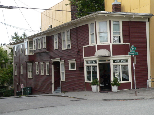 Building Photo - 418 E John St Unit Apt C