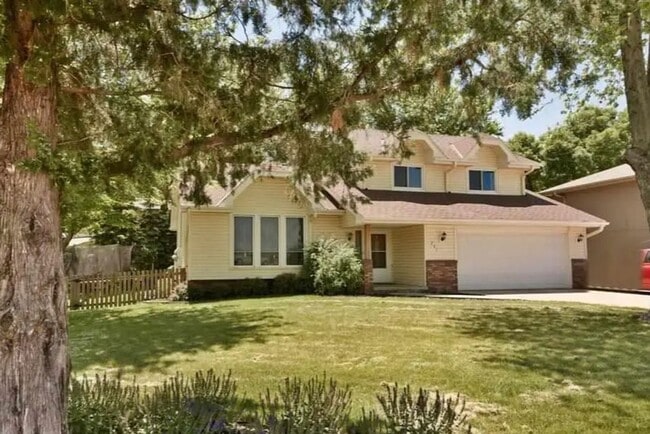 Building Photo - Prime Papillion Location Near Schools & Amenities