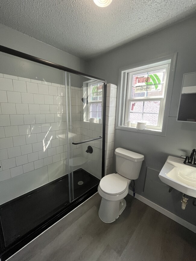 Photo - 405 W 10th St