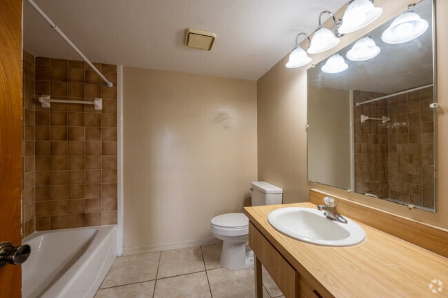 1BR, 1BA - 600SF - Version A - Bathroom