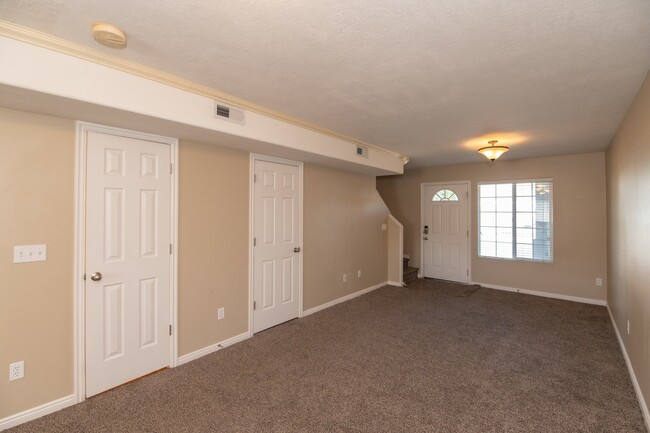 Photo - 475 N Redwood Rd