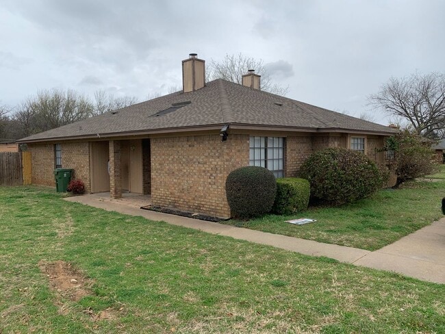 Building Photo - 305 Shady Valley Dr