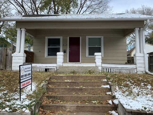 Building Photo - Charming 2-bedroom House Available with fe...
