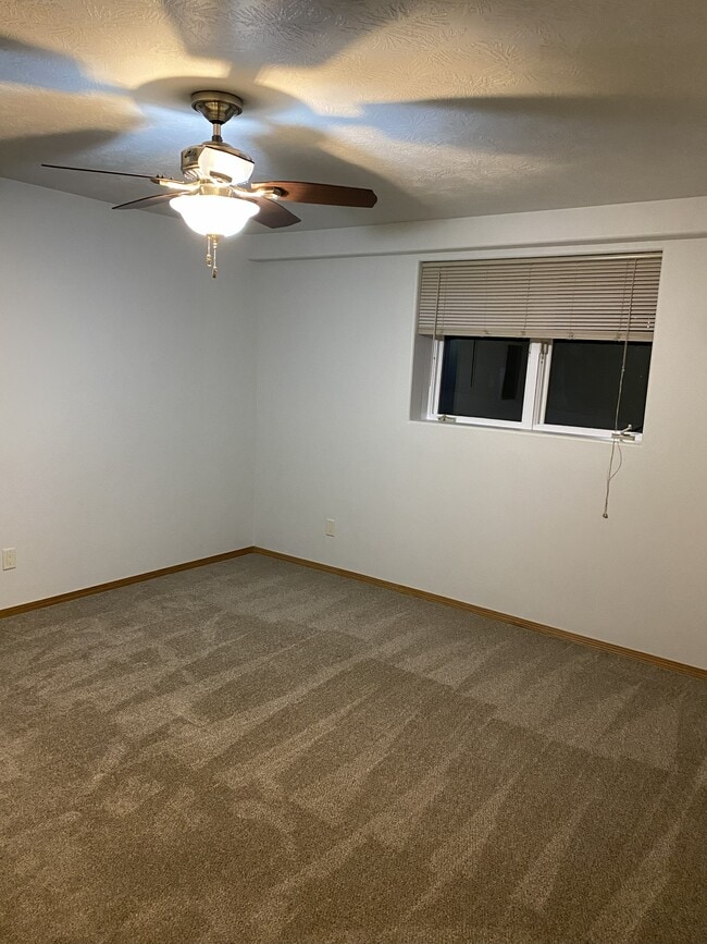 Main bedroom with large walk-in closet - 1410 S Lighthouse Pl