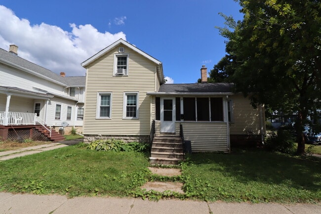 Building Photo - Cozy One Bedroom Duplex Rental