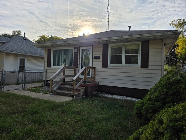 Building Photo - 4 bedroom HOUSE For RENT