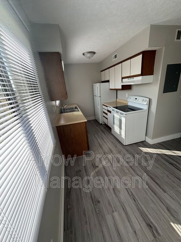 Photo - 2481 E 5th Ave