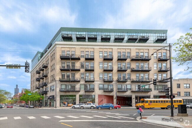 Building Photo - 1645 W Ogden Ave Unit 721 Rental