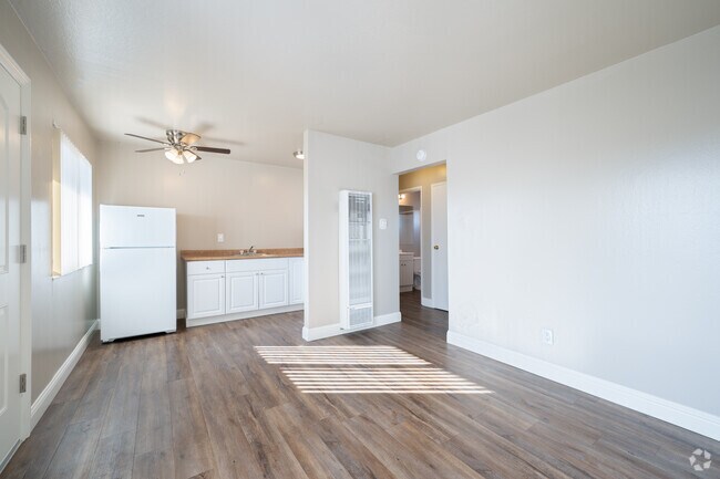 1BR, 1BA - 420SF