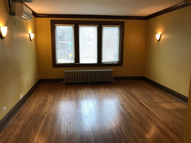 Building Photo - 5500 W Devon Ave Unit 5514-2