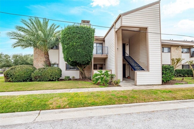Building Photo - 7069 N Holiday Dr