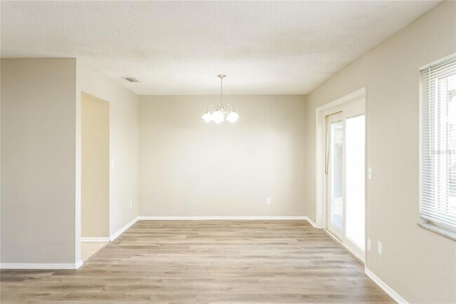 Photo - 913 Redwood Ct