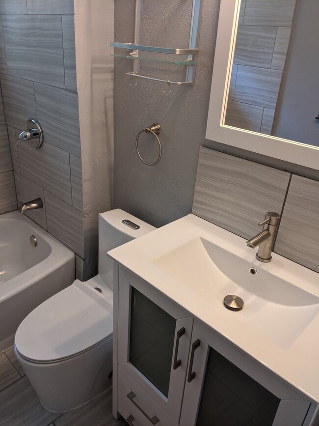 Baño recién remodelado - 2632 Valwood Pkwy