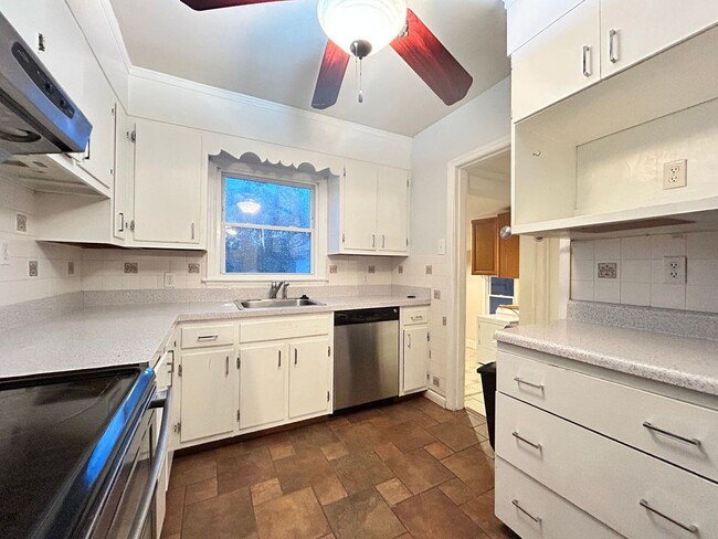 Photo - Welcome to this charming home in the desirable cul-de-sac of Hampton, VA. "ASK ABOUT OUR ZERO DEP...