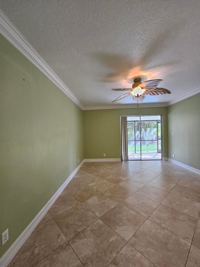 7526 Pinewalk Dr S