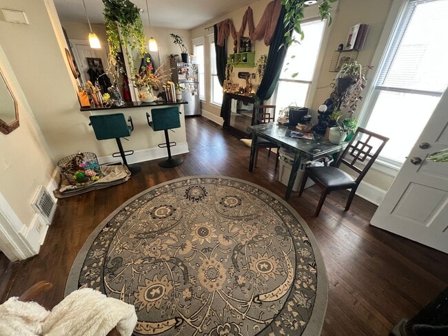 Building Photo - 506-08 E. Locust St. Unit Lower