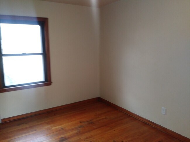 Photo - 4612-14 N 46th St Unit lower