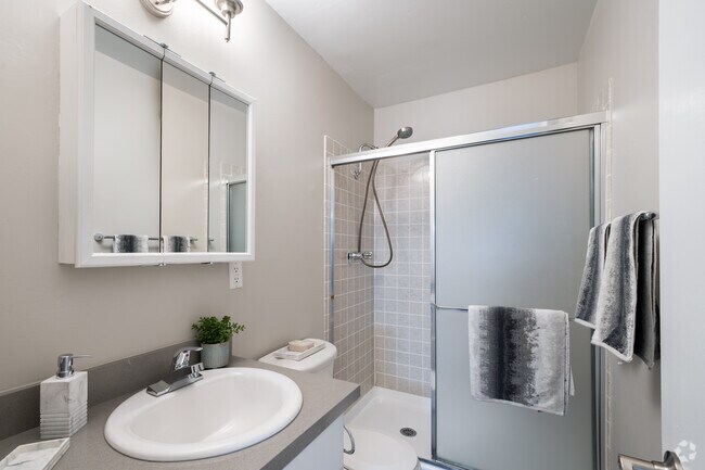 2BR, 2BA - 956SF