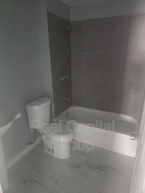 Photo - 854 Niagara St Unit Upper