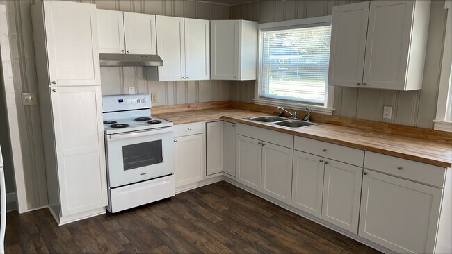 Photo - 111 Fairview Ave SW