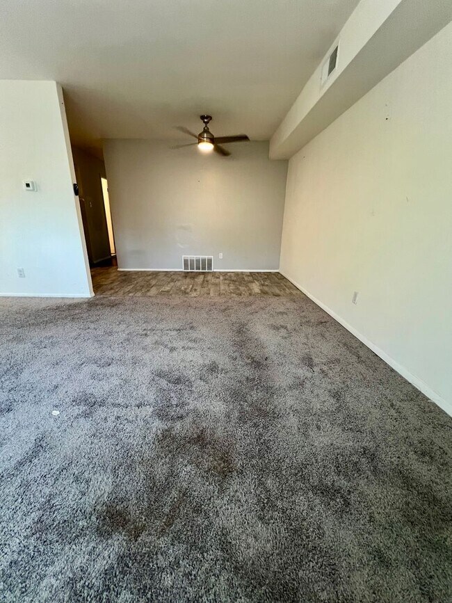 Photo - 585 Allengrove St Unidad 2