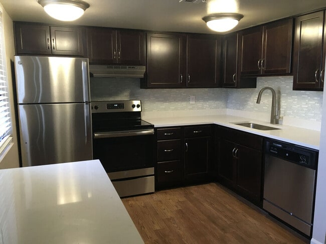 2x2 Kitchen - Elk Ridge Apartments