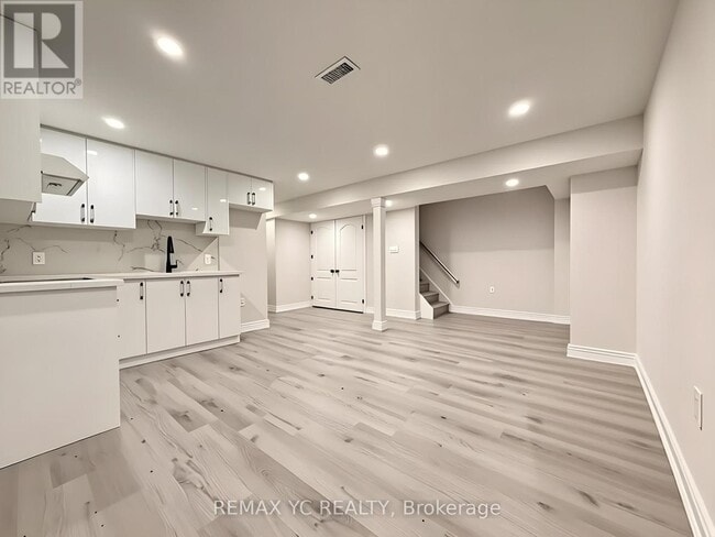 Photo - 402 Handley Crescent
