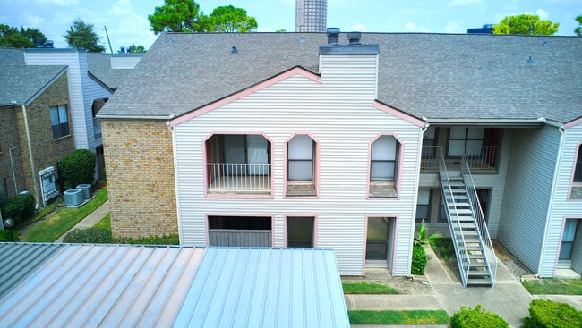 Frontal view of the Condo, seen from the south, with good visibility of the balcony.