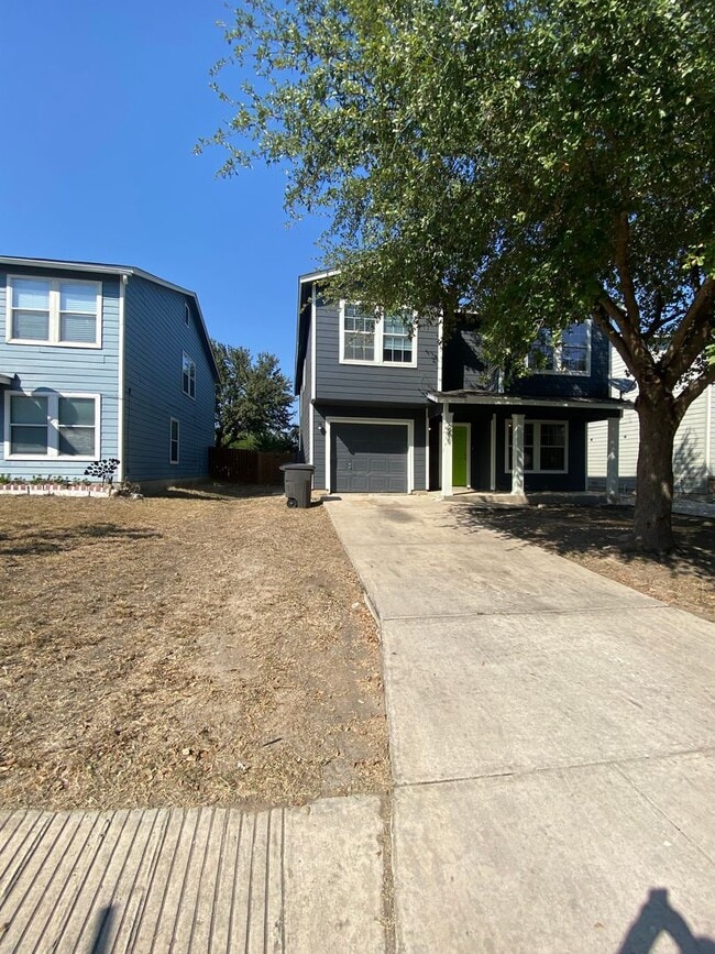 Building Photo - Spacious 4 Bed / 2.5 Bath Home