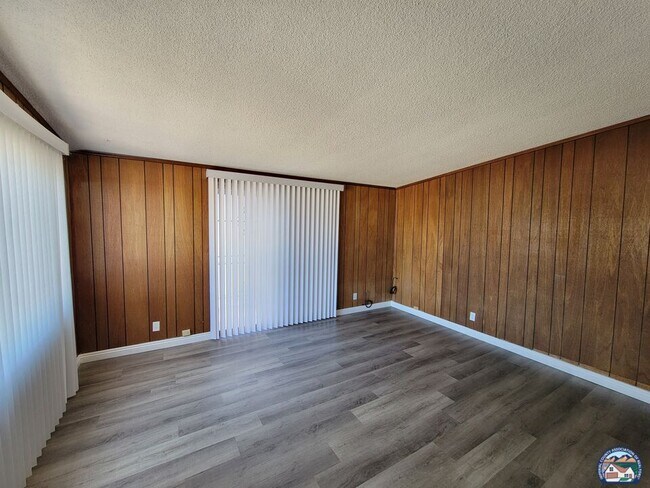 Photo - 987 J St