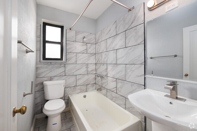 2BR, 1BA - 761SF - Bathroom - Northern Village