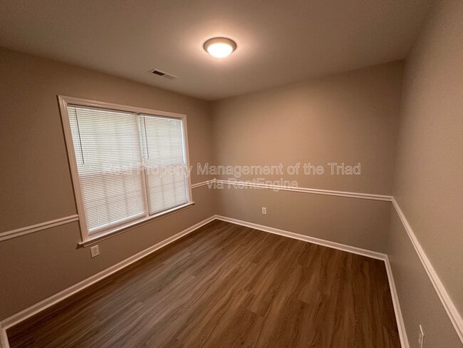 Photo - 225 Braeburn Dr