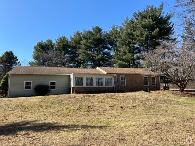 Building Photo - 137 Davis Rd Rental