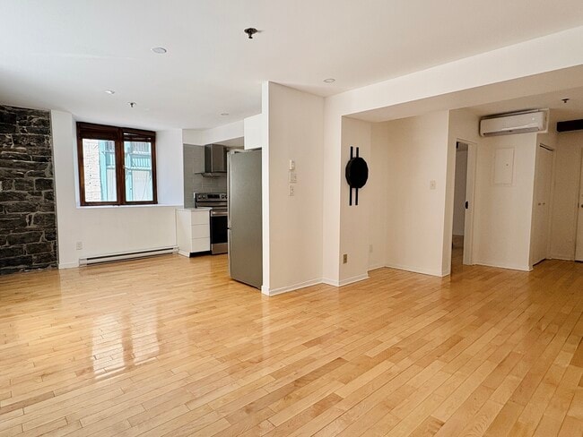 Building Photo - 215 Rue De La Commune O