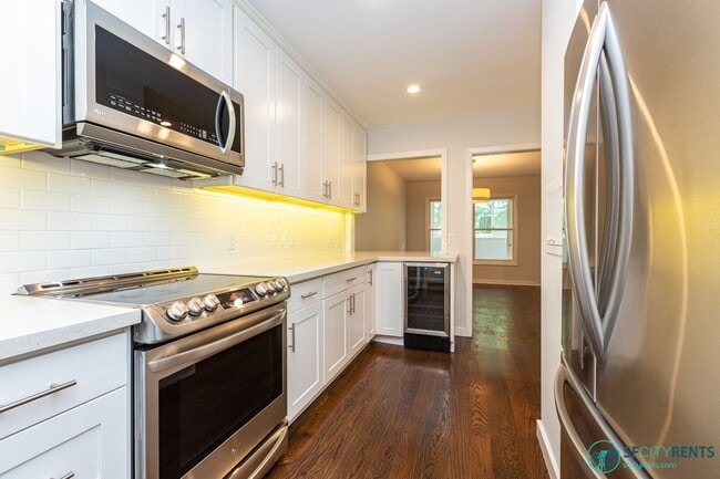 Building Photo - Pacific Heights: 2 Bedrooms + Office Steps Away From Lafayette Park w/ Garage Parking Included Unit 1970 Sacramento St. #101