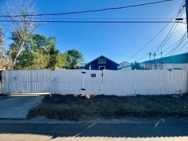 Photo - 915 Rosario St