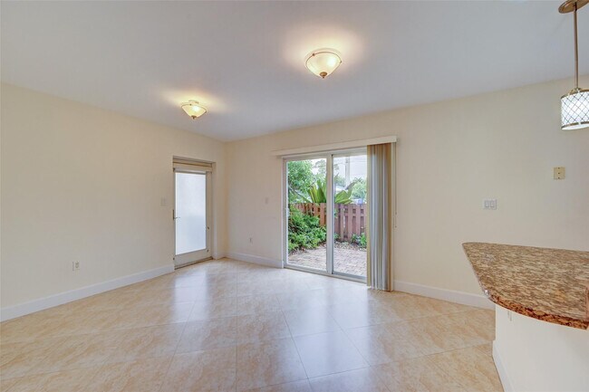 Photo - 410 SW 15th St Unit 101