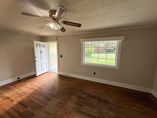 Building Photo - Spacious 2 Bed House | Private Patio + Sliding Door Dining Area