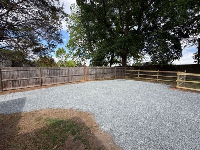 Photo - 1/2 MO/OFF SPECIAL - 3 bed/2 bath Fenced yard