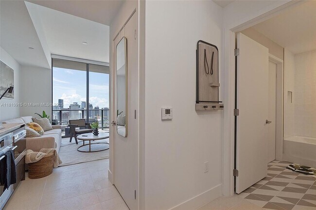 Photo - 601 NE 1st Ave Unidad 5007