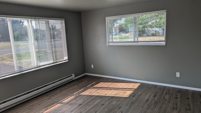 Photo - 1492 Main St
