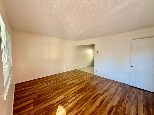 Photo - 287 E Elm St